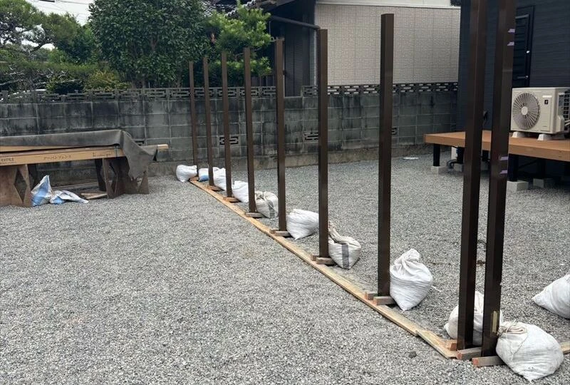 目隠しフェンス柱  設置 状況